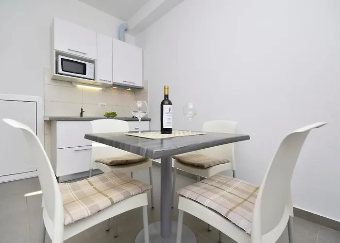 Dalmatia Apartman *